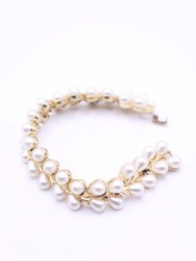 Vintage Crown Trifari Gold Tone Bracelet pear shape faux Pearls 6.25” on cone